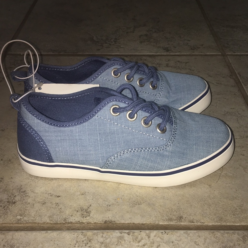 Light denim tennis shoes from the 2019 spring collection